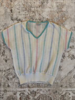 Vintage ‘80s style V-neck short-sleeve sweater